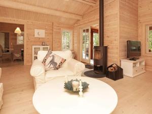 โทรทัศน์และ/หรือระบบความบันเทิงของ 8 person holiday home in Frederiksværk-By Traum