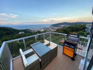 balkon ze stołem i krzesłami na tarasie w obiekcie Retreito Resort - Vacation STAY 17526 w mieście Ito
