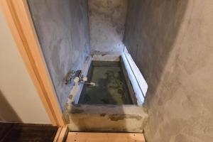 a bath tub in the corner of a bathroom at glaminka SAYO - YOUBI - Vacation STAY 85066v in Furumachi