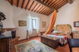 a bedroom with a bed and a table at Tenuta Podere Montemelino in Sarteano
