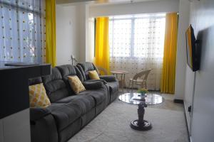 un salon avec un canapé et une table dans l'établissement S&J Luxury Homes Mombasa, à Mombasa