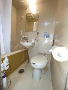 une salle de bain avec des toilettes blanches et un lavabo dans l'établissement Room 305 Aruter Hotel Sapporo 10-minute walk from Sapporo Station Japanese modern room - Vacation STAY 18410, à Sapporo