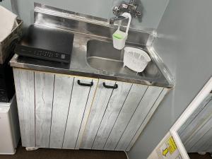 - un évier dans la cuisine avec évier dans l'établissement Room 305 Aruter Hotel Sapporo 10-minute walk from Sapporo Station Japanese modern room - Vacation STAY 18410, à Sapporo 31 autres photos