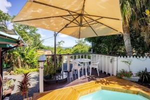 un patio avec une table et un parasol dans l'établissement Birdland Nature Resort - Vacation STAY 76315v, à Akaoki