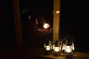 une pièce avec une cheminée avec des bougies et des lumières dans l'établissement glaminka SAYO - maenomeri - Vacation STAY 85067v, à Sayo 6 autres photos