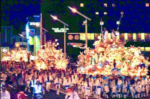 北九州市にあるOrio Heights 208 - Vacation STAY 85278vのクリスマスの木が並ぶ通りを歩く人々