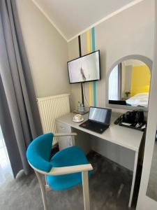 a room with a desk with a laptop and a chair at Hotel Jabłoński in Dorotowo