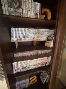 川場村にあるTonegun - House - Vacation STAY 17721のたくさんのDVDが詰まった本棚