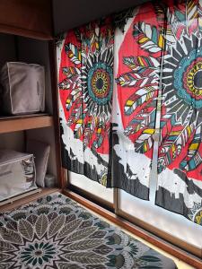 川場村にあるTonegun - House - Vacation STAY 17721の色とりどりの模様が描かれたカーテンが掛かった部屋
