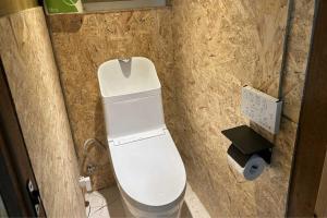 ein Badezimmer mit einem weißen WC in einer Steinwand in der Unterkunft Osoto Sauna & Glamping - Vacation STAY 91574v in Hokota