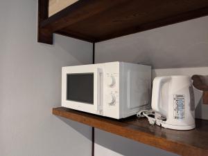 大津市にあるguesthouseKinari - Vacation STAY 99387vの電子レンジ(トースターの横の棚に座る)