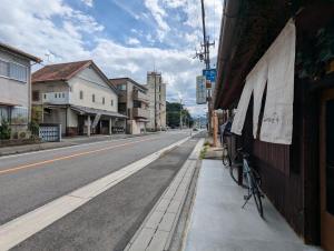 大津市にあるguesthouseKinari - Vacation STAY 99387vの路地脇の自転車