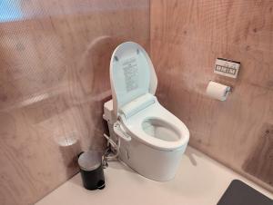 大津市にあるguesthouseKinari - Vacation STAY 99387vのバスルーム(蓋に看板付きのトイレ付) +11枚の写真