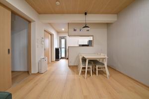 宮古島にあるBLUESOLARE Reef - Vacation STAY 14165vのテーブルと椅子のあるキッチンとダイニングルーム