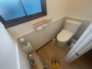 a small bathroom with a toilet and a window at Tatu Stay&Bar - Vacation STAY 17780 in Shimanokoshi