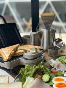 Makanan di atau berdekatan perkhemahan ini