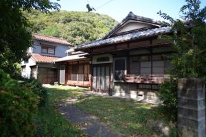 伊豆市にあるKotonohasya - Vacation STAY 23629vの山を背景にした日本家屋