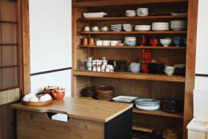 伊豆市にあるKotonohasya - Vacation STAY 23629vのキッチン(木製の棚、食器付)