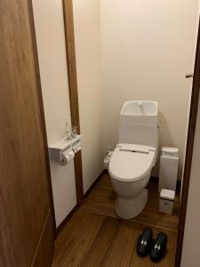 ein Badezimmer mit Toilette und Waschbecken in der Unterkunft Ieka Village Kiyosasawa - Vacation STAY 71845v in Sadamitsu