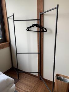 ein schwarzes Bücherregal in einem Zimmer in der Unterkunft Ieka Village Kiyosasawa - Vacation STAY 71845v in Sadamitsu