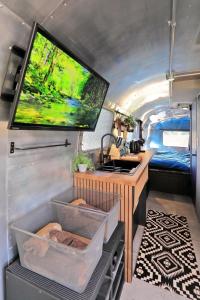 un camping-car avec un évier et une télévision à l'intérieur dans l'établissement BAYBERRY×airstream - Vacation STAY 34826v, à Izumi