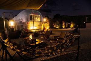 un camion garé dans une cour la nuit dans l'établissement BAYBERRY×airstream - Vacation STAY 34826v, à Izumi 11 autres photos