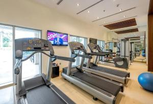 Gimnasio o equipo deportivo en Stylish 1BR in Downtown - 5 Min to Burj & Mall
