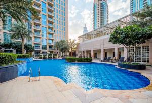 La alberca dentro o cerca de Stylish 1BR in Downtown - 5 Min to Burj & Mall