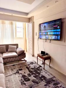 Et tv og/eller underholdning på Cozy Seaside Stay in Louran + 23 billeder