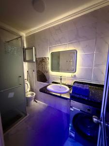 Et badeværelse på Cozy Seaside Stay in Louran