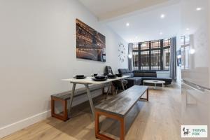 a living room with a table and a couch at Anna's Central Stay in Nottingham