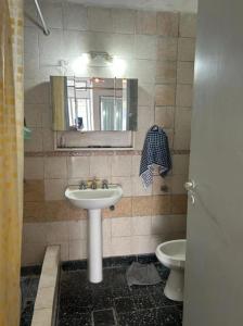 ein Badezimmer mit Waschbecken und Toilette in der Unterkunft Casalinda in Ciudadela
