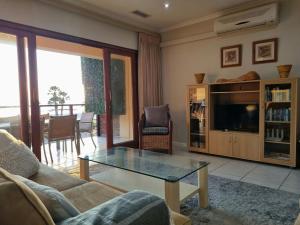 Χώρος καθιστικού στο Flat 9, Beachfront 2 Bedroom with Sea View for 4