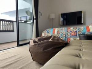 a couch sitting in a living room next to a window at Onomichi Villa Ayah - Vacation STAY 53618v in Onomichi