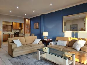 Χώρος καθιστικού στο Flat 9, Beachfront 2 Bedroom with Sea View for 4