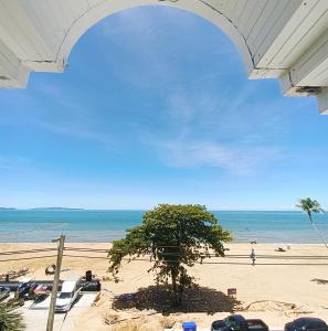 ジョムティエンビーチにあるBeach front D1 Marie Guest houseの木の上の海岸の景色