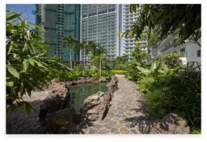 Κήπος έξω από το Metro Nook Cozy 2BR Unit with Balcony Facing Rockwell - Acqua Private Residences