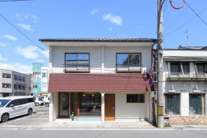 a building on the corner of a city street at guesthouse YAWNYAWN - Vacation STAY 40931v in Echizen