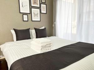 ein Schlafzimmer mit einem Bett mit Handtüchern darauf in der Unterkunft Lion Heiwa Odori - Vacation STAY 18061 in Hiroshima