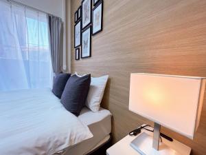 Schlafzimmer mit einem Bett und einem Schreibtisch mit einem Computermonitor in der Unterkunft Lion Heiwa Odori - Vacation STAY 18059 in Hiroshima