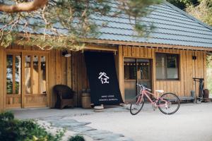 KasumigauraにあるGuesthouse Kominka Eguchiya - Vacation STAY 49007vの建物の外に駐輪する自転車