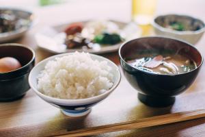 KasumigauraにあるGuesthouse Kominka Eguchiya - Vacation STAY 49007vの食べ物やご飯が盛られたボウルが置かれたテーブル