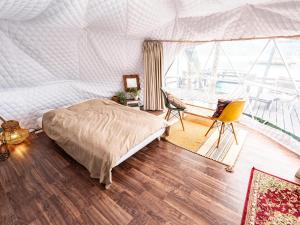 a bedroom with a bed and a large window at Kaamlanai Harbor - Vacation STAY 40317v in Nichinan