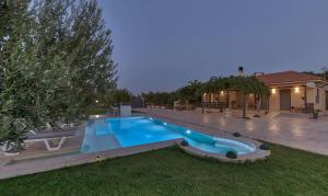 ein Swimmingpool im Hinterhof eines Hauses in der Unterkunft Vanesa Villa Retreat, 3BR with Lush Outdoor Oasis by Villa Mana Gers in Romírion + 102 Fotos