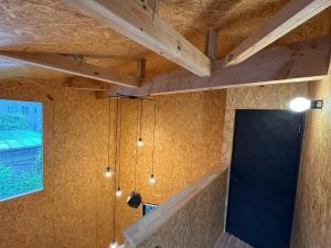 una stanza con una porta nera e soffitti in legno di BRB Kamakura Hase - Vacation STAY 71585v a Kamakura Altre 33 foto