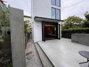 una vista esterna di una casa con porta a vetri di BRB Kamakura Hase - Vacation STAY 71585v a Kamakura
