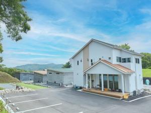 a large white building with a parking lot at Chocotto Villa Maestro - Vacation STAY 74566v in Sumoto