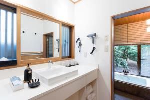 a bathroom with a white sink and a window at Soubokuan - Vacation STAY 77265v in Sengokuhara +38 photos