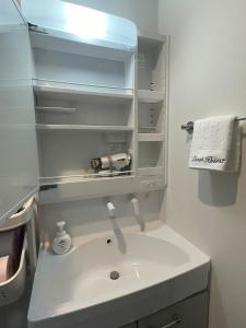 Mare House - Vacation STAY 69168v في Yaka: حمام به حوض ورف فارغ +27 صورة