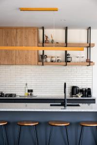 O bucătărie sau chicinetă la Peaks and Pines Wanaka